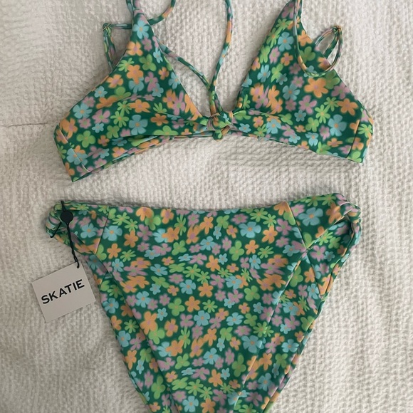 Skatie Napali Bikini Set Top size Small Bottoms size Large - Picture 3 of 9
